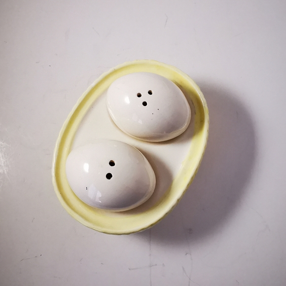 Vintage Ceramic Giftcraft Eggs on a Basket Salt and Pepper Shakers - Picture 13 of 16